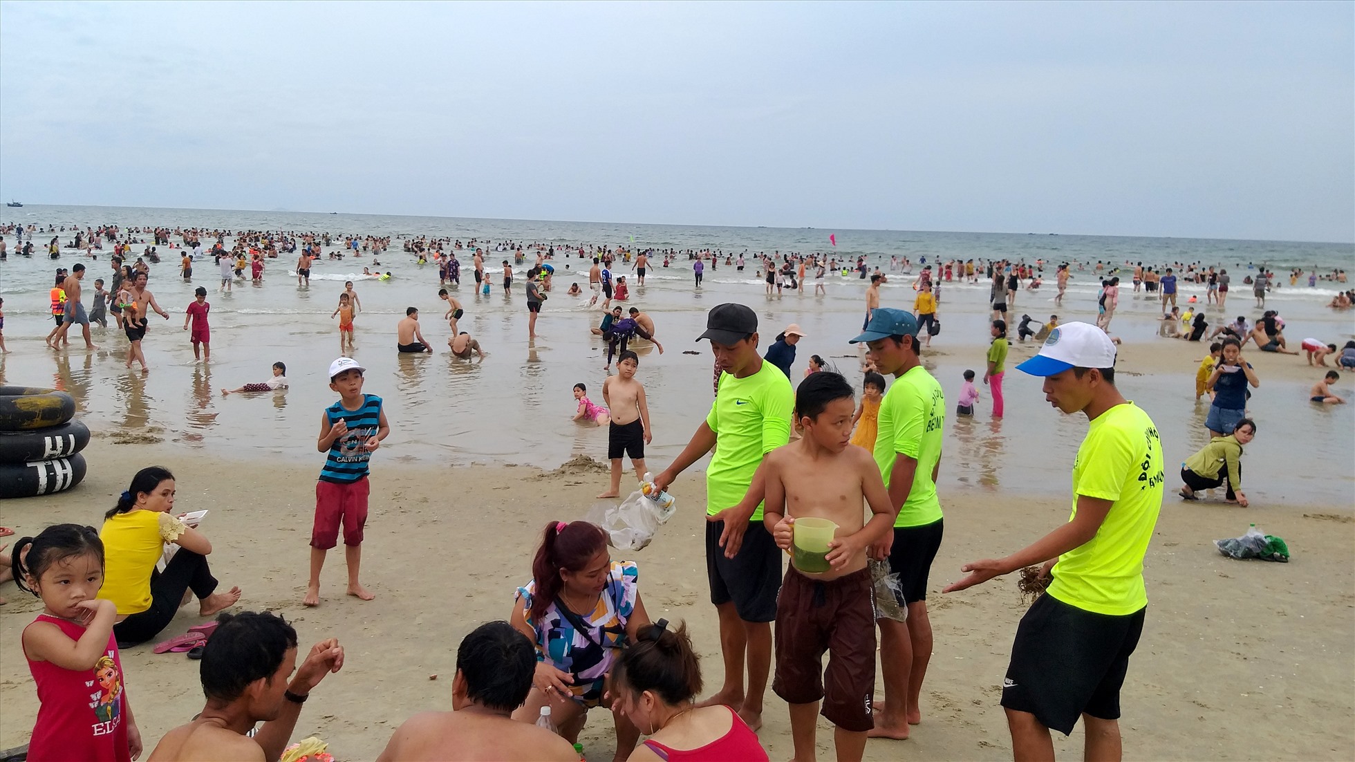 Đội cứu hộ bãi tắm Tam Thanh vừa cứu nạn nhân đuối nước vừa tuyên truyền du khách và tiểu thương giữ gìn vệ sinh bãi biển. Ảnh Nguyễn Hoàng.