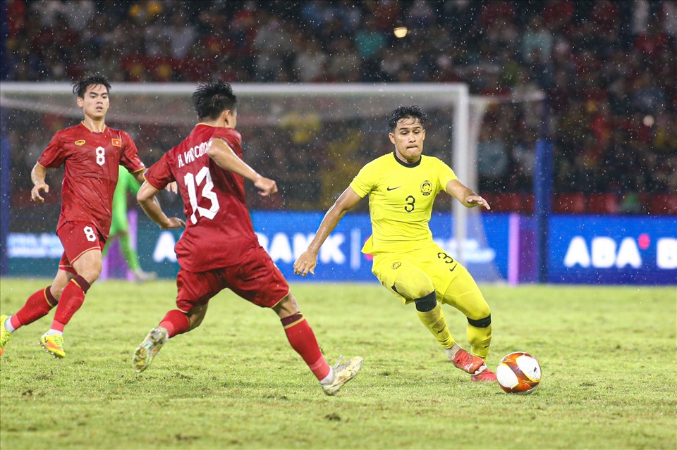 Trước khi hiệp 1 kết thúc, U22 Malaysia kịp có một bàn gỡ rút ngắn tỉ số xuống 1-2. Ở tình huống này, Quan Văn Chuẩn bắt không dính bóng tạo cơ hội cho Aiman Afif băng vào dứt điểm.