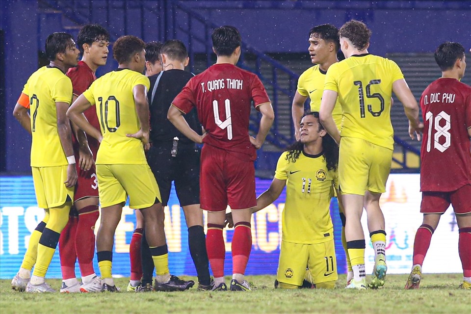 Chỉ 3 phút sau, tiếp tục là thẻ đỏ thứ 2 (gián tiếp) dành cho Akmal. Cầu thủ này phạm lỗi với Thanh Nhàn trong một pha tranh chấp bóng buộc trọng tài chính phải rút thẻ vàng thứ 2. Việc mất 2 cầu thủ và chỉ thi đấu với 9 người trên sân khiến U22 Malaysia không thể thay đổi cục diện trận đấu trong những phút cuối, chấp nhận thất bại 1-2 trước U22 Việt Nam. Với kết quả này, Văn Tùng và các đồng đội chính thức giành vé vào bán kết SEA Games 32.
