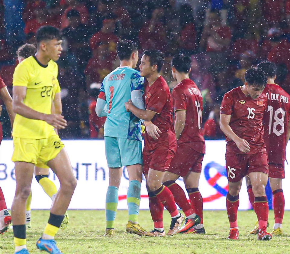 Các cầu thủ cũng không quên động viên tinh thần thủ môn Quang Văn Chuẩn. Người đã có 2 tình huống bắt trượt bóng trong trận, trong đó có 1 tình huống dẫn đến bàn thua.