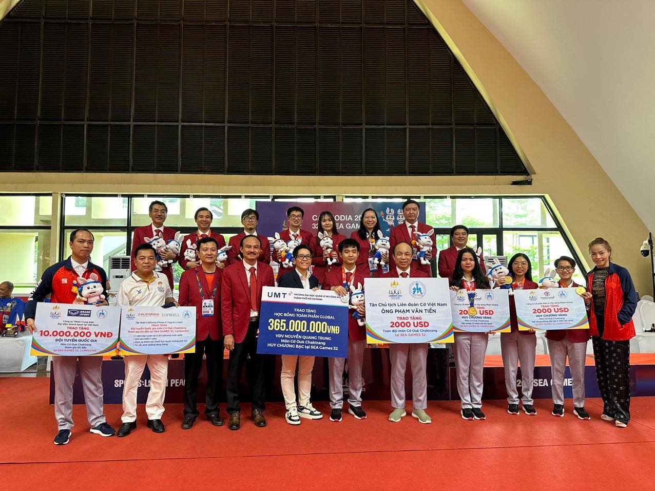 Đội tuyển cờ ốc Việt Nam được thưởng nóng sau khi giành 2 huy chương vàng, 1 huy chương bạc và 7 huy chương đồng tại SEA Games 32. Ảnh: Nguyễn Đăng