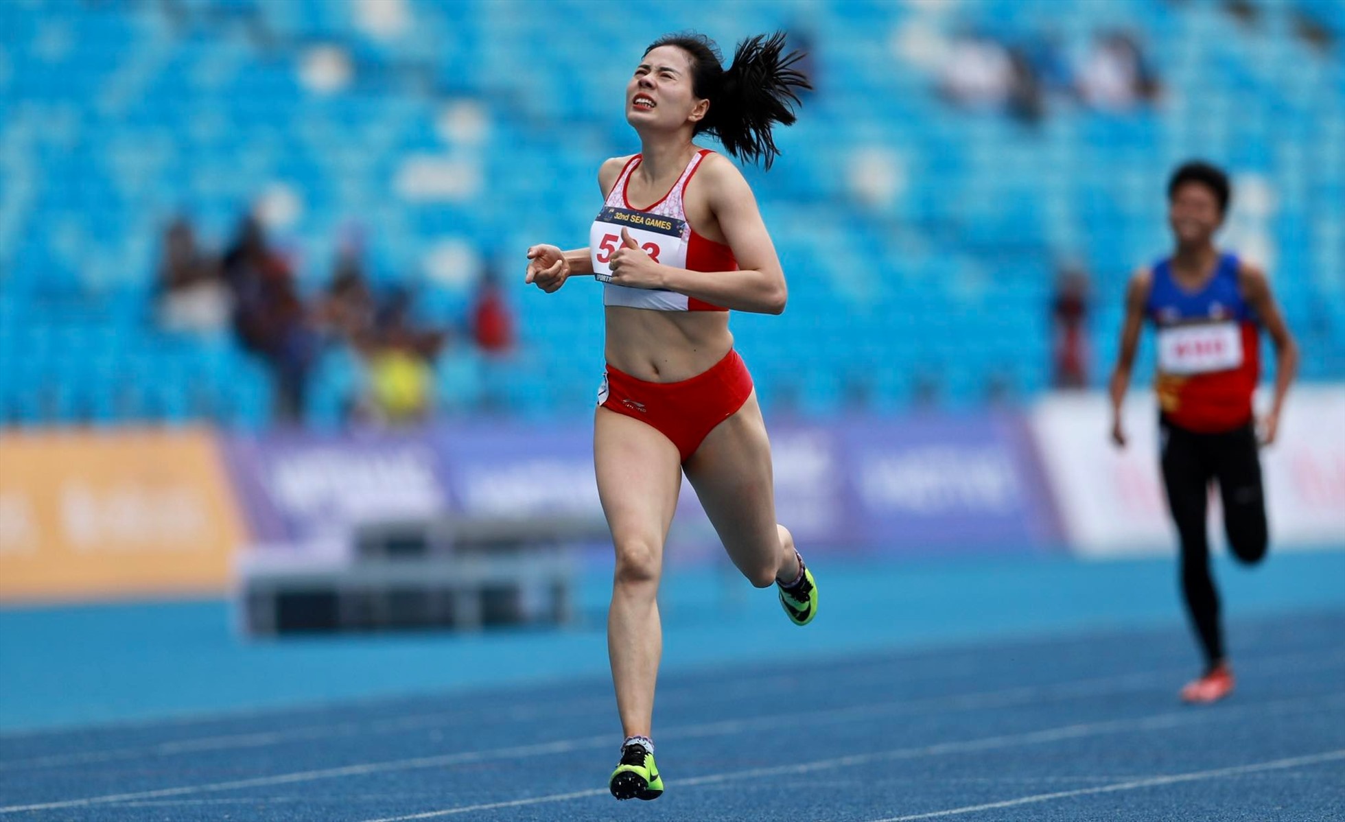 Vận động viên Nguyễn Thị Huyền không thể bảo vệ tấm huy chương vàng điền kinh nội dung 400m nữ khi chỉ về đích thứ 2. Ảnh: Thanh Vũ