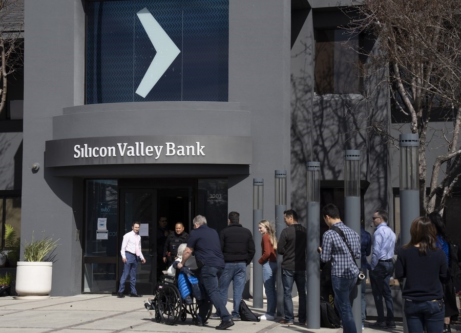 Người dân xếp hàng bên ngoài trụ sở Ngân hàng Silicon Valley Bank ở Santa Clara, California, ngày 13.3.2023. Ảnh: Xinhua
