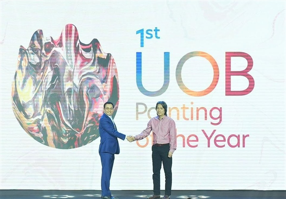 Ông Victor Ngo, Tổng Giám đốc Ngân hàng UOB Việt Nam và ông Ngô Tuấn Phong, Phó Cục trưởng Cục Mỹ thuật, Nhiếp ảnh và Triển lãm, Bộ Văn hóa, Thể thao và Du lịch Việt Nam cùng tiến hành nghi thức công bố cuộc thi UOB Painting of the Year năm đầu tiên tại Việt Nam