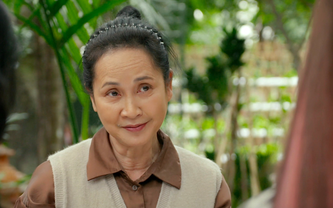 Vai mẹ chồng trong “Gia đình mình vui bất thình lình” của NSND Lan Hương gây được thiện cảm với người xem. Ảnh cắt từ phim