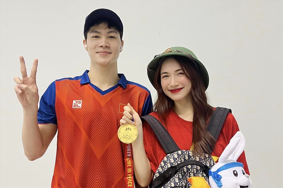 Hoà Minzy phấn khởi khi đội tuyển bơi Việt Nam giành huy chương vàng. Ảnh: FBNV