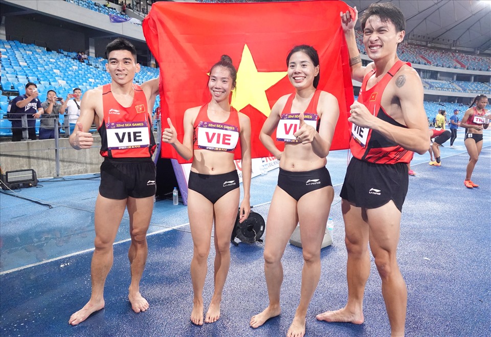 Tổ chạy 400m của điền kinh Việt Nam giành được tấm huy chương vàng đầu tiên ở nội dung 4x400m tiếp sức hỗn hợp. Đội hứa hẹn sẽ mang về thêm nhiều thành tích cho trong những ngày thi đấu tới. Ảnh: Nguyễn Đăng