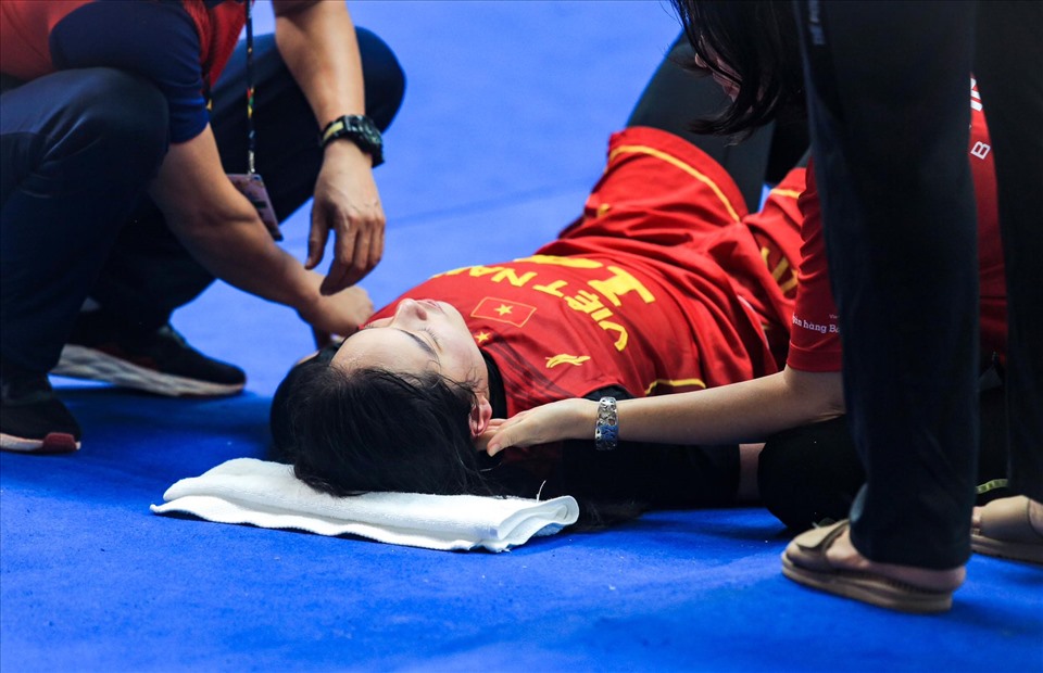 Trương Thảo Vy bị choáng sau pha va đập với vận động viên Indonesia trong trận bóng rổ nội dung 5x5 nữ. Ảnh: Thanh Xuân