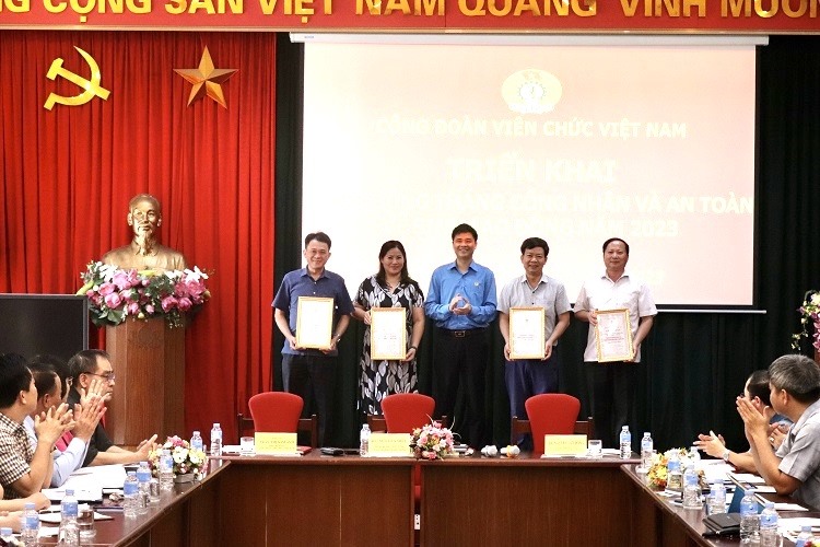 Đồng chí Ngọ Duy Hiểu trao Giấy chứng nhận cho đại diện các tập thể tham gia hỗ trợ cán bộ, đoàn viên khó khăn tại tỉnh Lai Châu