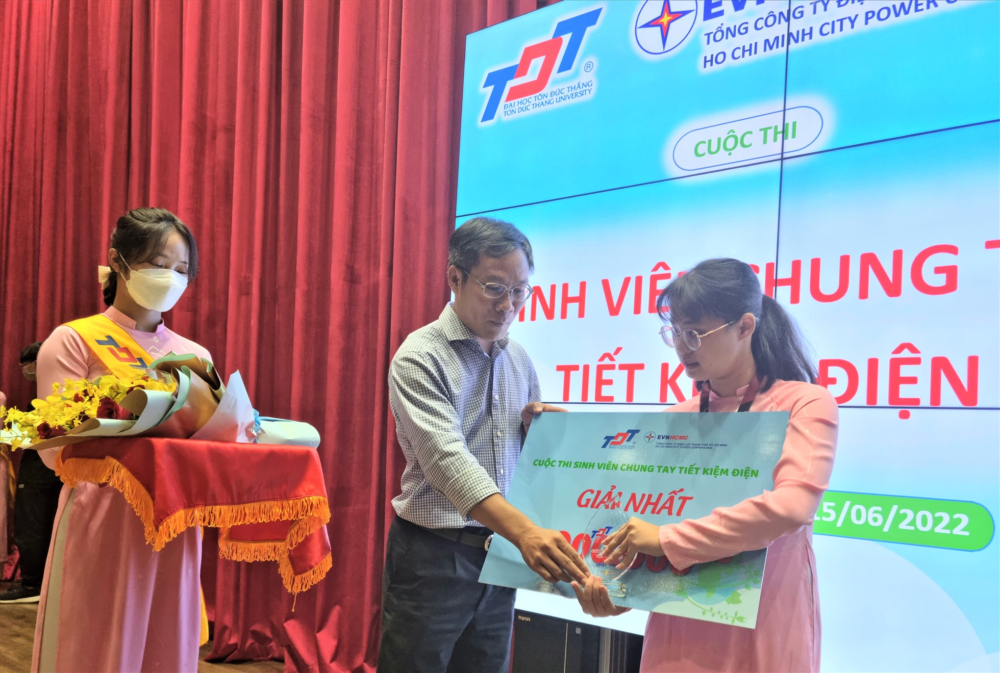 Ông Bùi Trung Kiên trao giải Nhất cho sinh viên Trường đại học Tôn Đức Thắng trong cuộc thi tiết kiêm điện trong sinh viên. Ảnh: Nam Dương