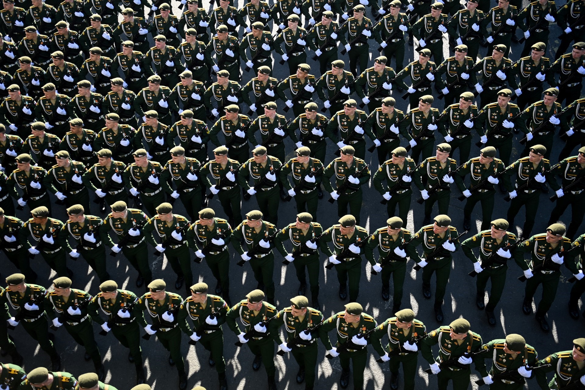Trong cuộc duyệt binh Ngày Chiến thắng năm nay, đoàn bộ binh bao gồm 30 đơn vị diễu hành. Ảnh: AFP
