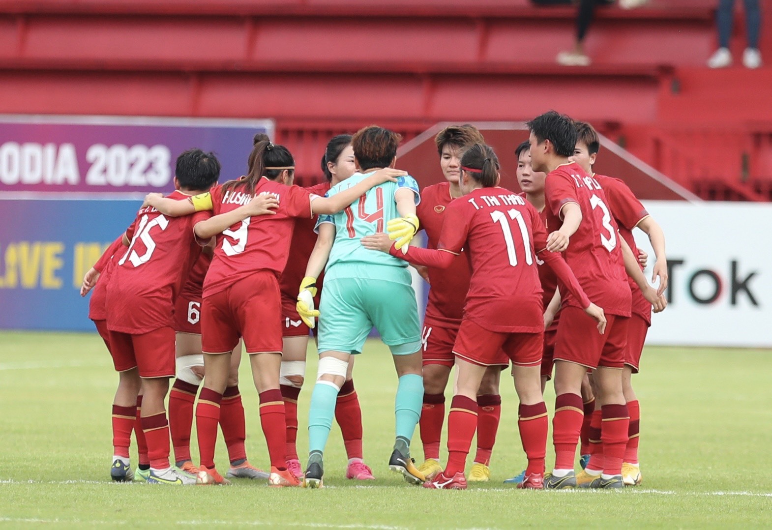 Dù thua trận cuối vòng bảng nhưng tuyển nữ Việt Nam vẫn có vé vào bán kết SEA Games 32. Ảnh: Hữu Phạm