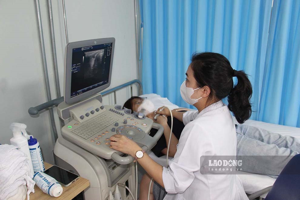 Các bác sĩ Bệnh viện Sản Nhi Quảng Ninh thăm khám cho hơn 150 nữ công nhân lao động.