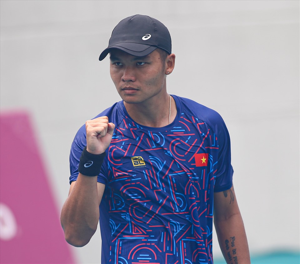 Linh Giang có khởi đầu như mơ khi giành chiến thắng 6-3 ngay set đầu tiên.