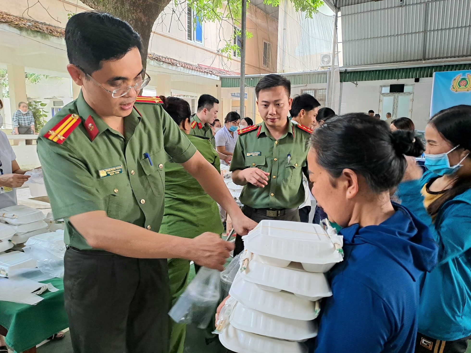 Bệnh nhân ung thư được nhận cơm miễn phí từ công đoàn. Ảnh: Công đoàn CAND Nghệ An.