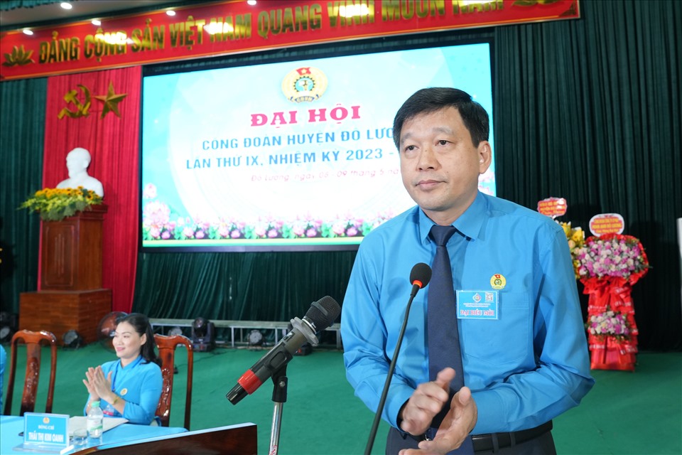 Ông Kha Văn Tám – Chủ tịch Liên đoàn Lao động tỉnh Nghệ An phát biểu tại đại hội. Ảnh: Quỳnh Trang