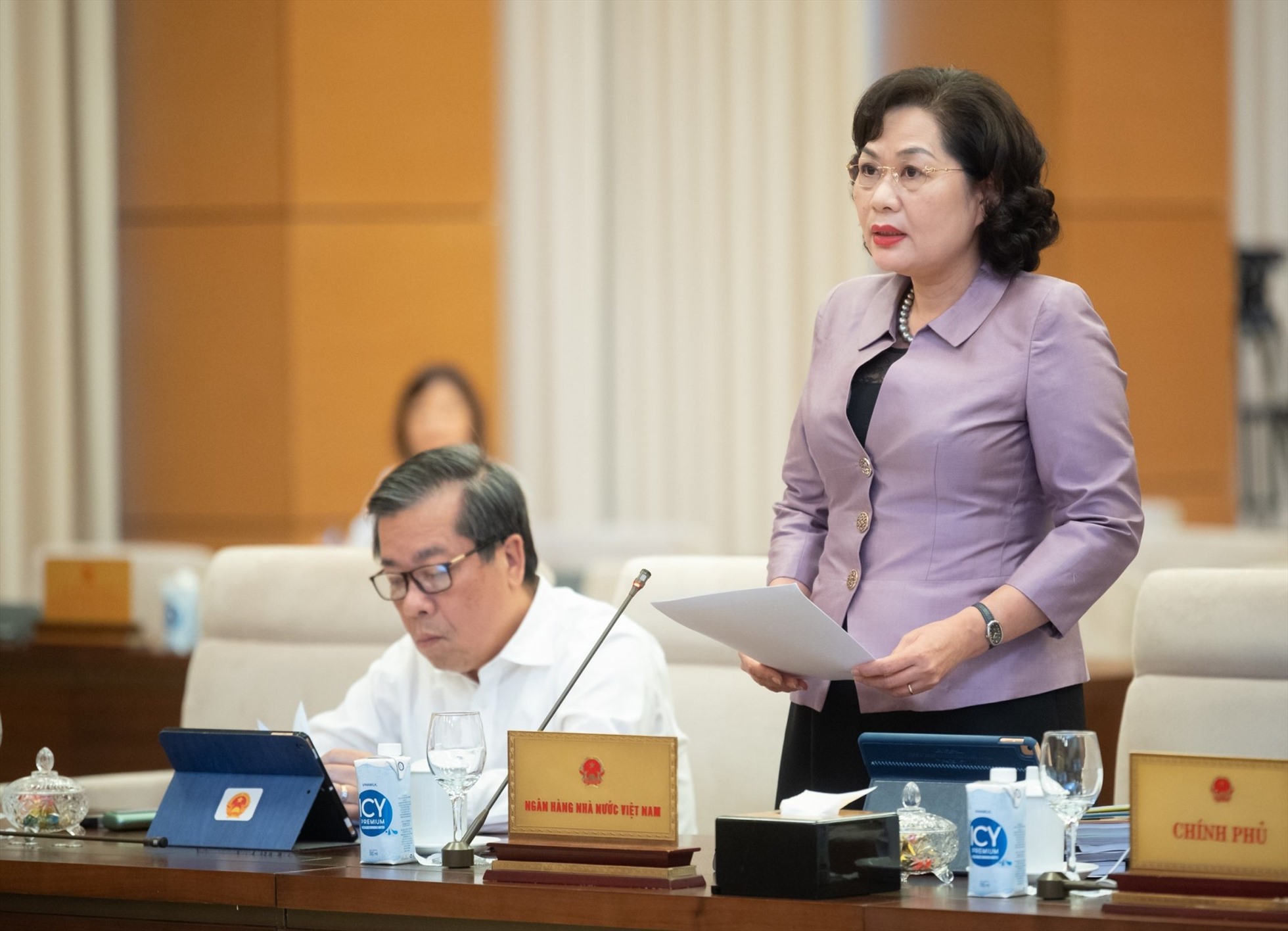 Thống đốc Ngân hàng Nhà nước Việt Nam Nguyễn Thị Hồng trình bày tờ trình. Ảnh: Phạm Thắng/QH