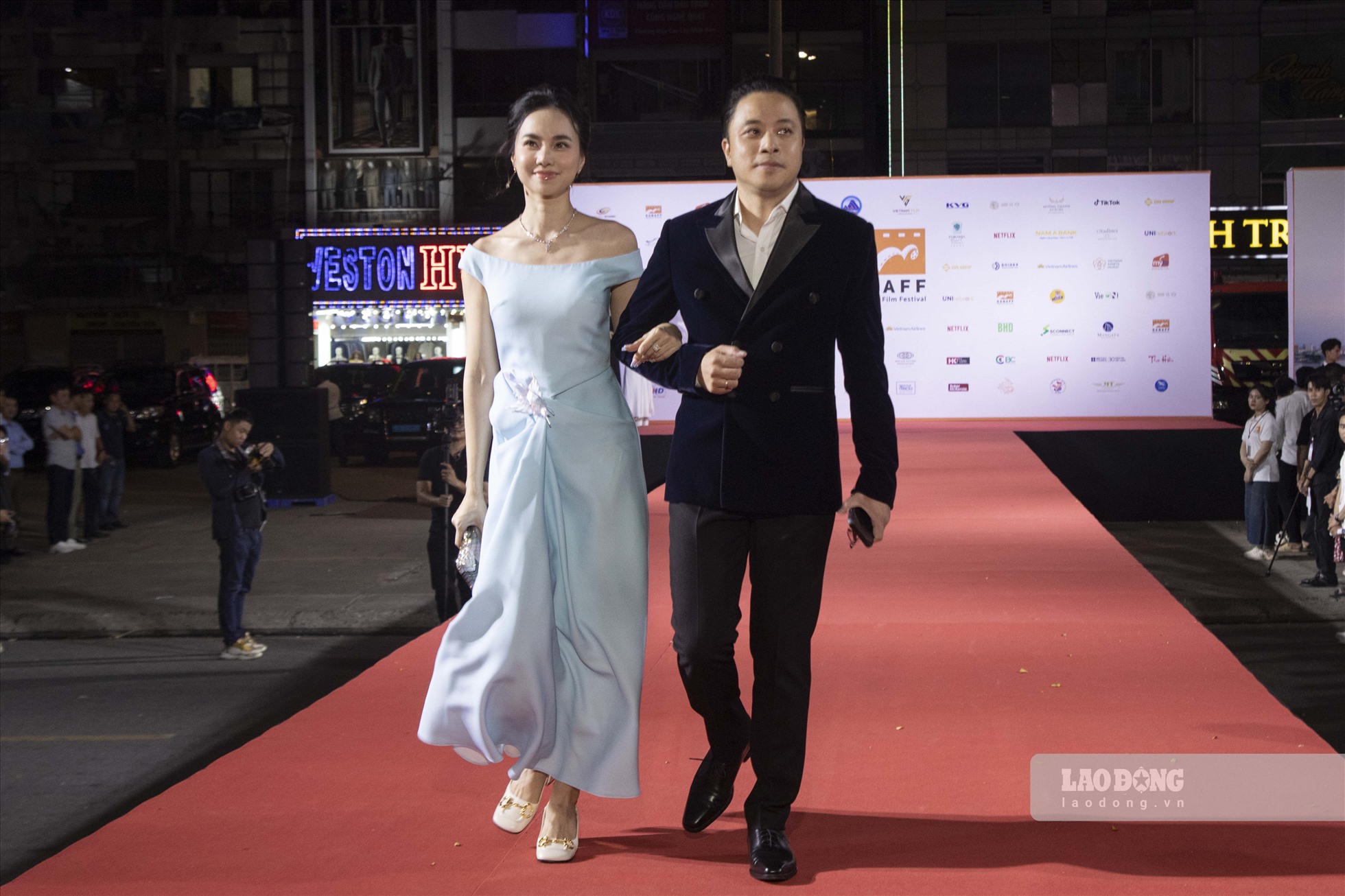 Đinh Ngọc Diệp diện chiếc váy thanh lịch khi xuất hiện cùng chồng là đạo diễn Victor Vũ.
