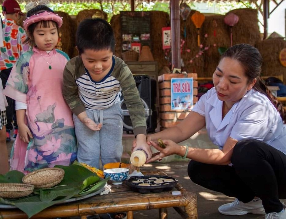 Các bé trải nghiệm làm bánh truyền thống. Ảnh: Bùi Hiếu