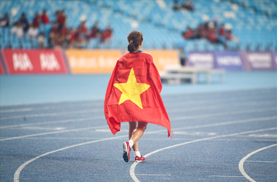Hai tấm huy chương giành được vào chiều 9.5 cùng tấm huy chương vàng nội dung 5.000 mét ngày hôm qua đã giúp Nguyễn Thị Oanh hoàn thành hattrick huy chương vàng ở SEA Games năm nay. Cô bảo vệ thành công huy chương vàng ở cả 3 nội dung của kì đại hội năm ngoái.