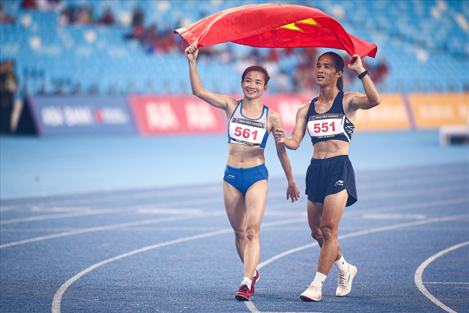 Hai tấm huy chương giành được vào chiều 9.5 cùng tấm huy chương vàng nội dung 5.000 mét ngày hôm qua đã giúp Nguyễn Thị Oanh hoàn thành hattrick huy chương vàng ở SEA Games năm nay. Cô bảo vệ thành công huy chương vàng ở cả 3 nội dung của kì đại hội năm ngoái.