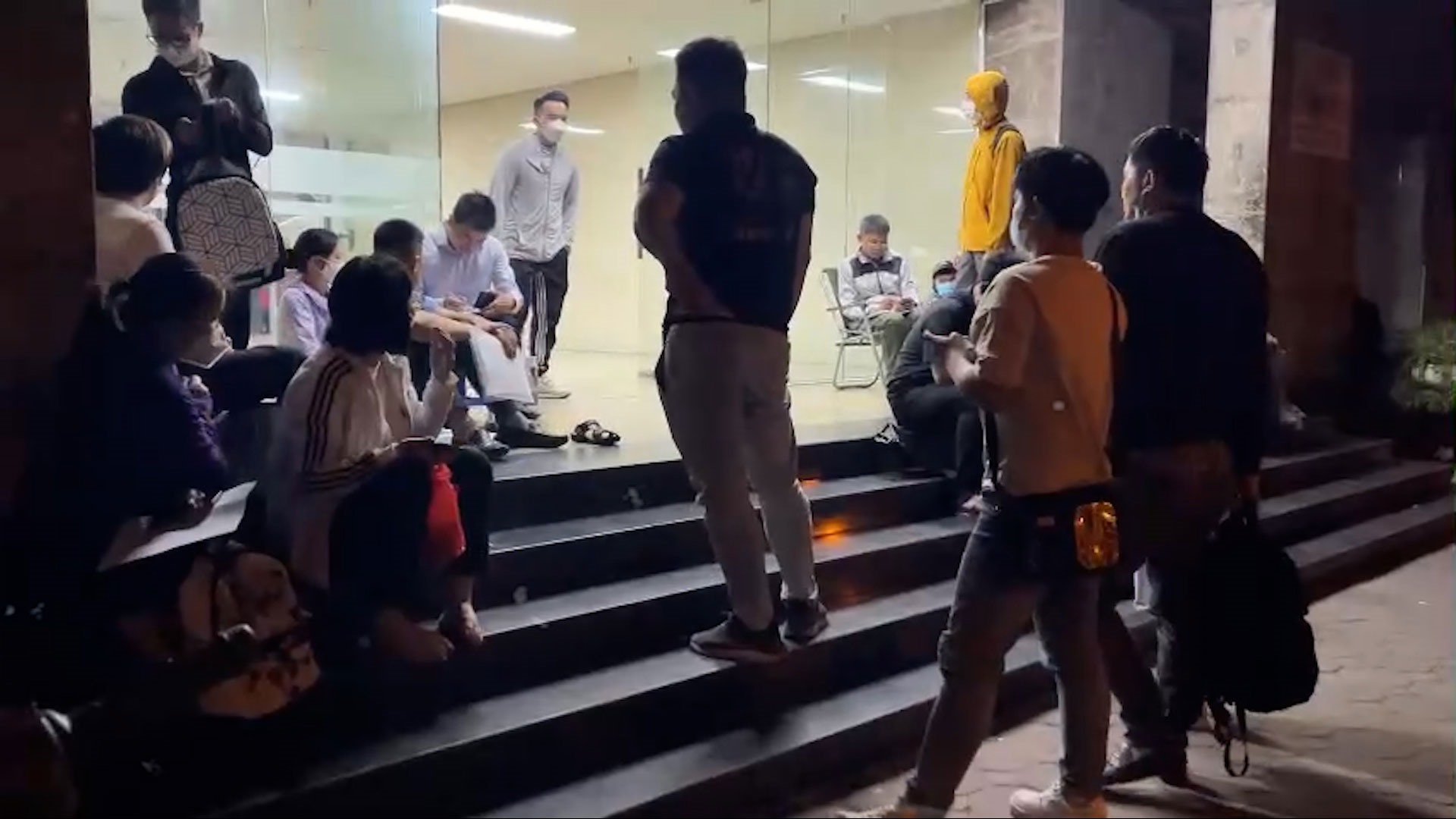 Cảnh người dân xếp hàng từ 3 giờ sáng mua hồ sơ nhà ở xã hội tại trụ sở Công ty CP Đầu tư Xây dựng NHS trên đường Thành Thái (Dịch Vọng, Cầu Giấy, Hà Nội).