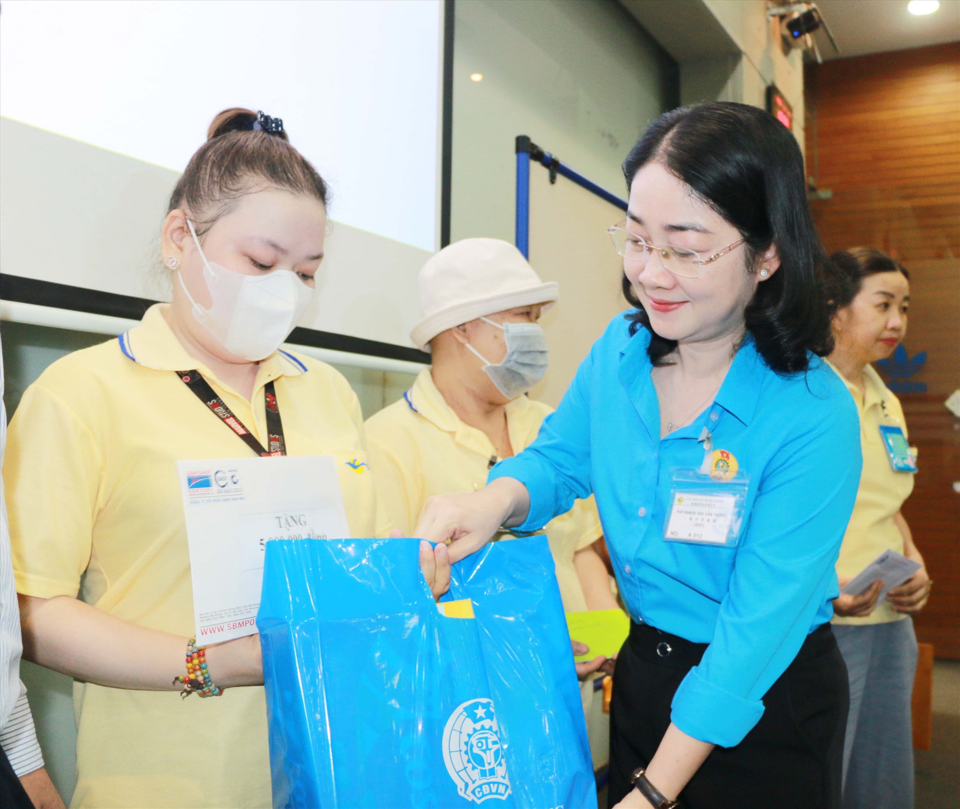 Bà Nguyễn Kim Loan - Chủ tịch LĐLĐ tỉnh Bình Dương tặng quà cho người lao động.
