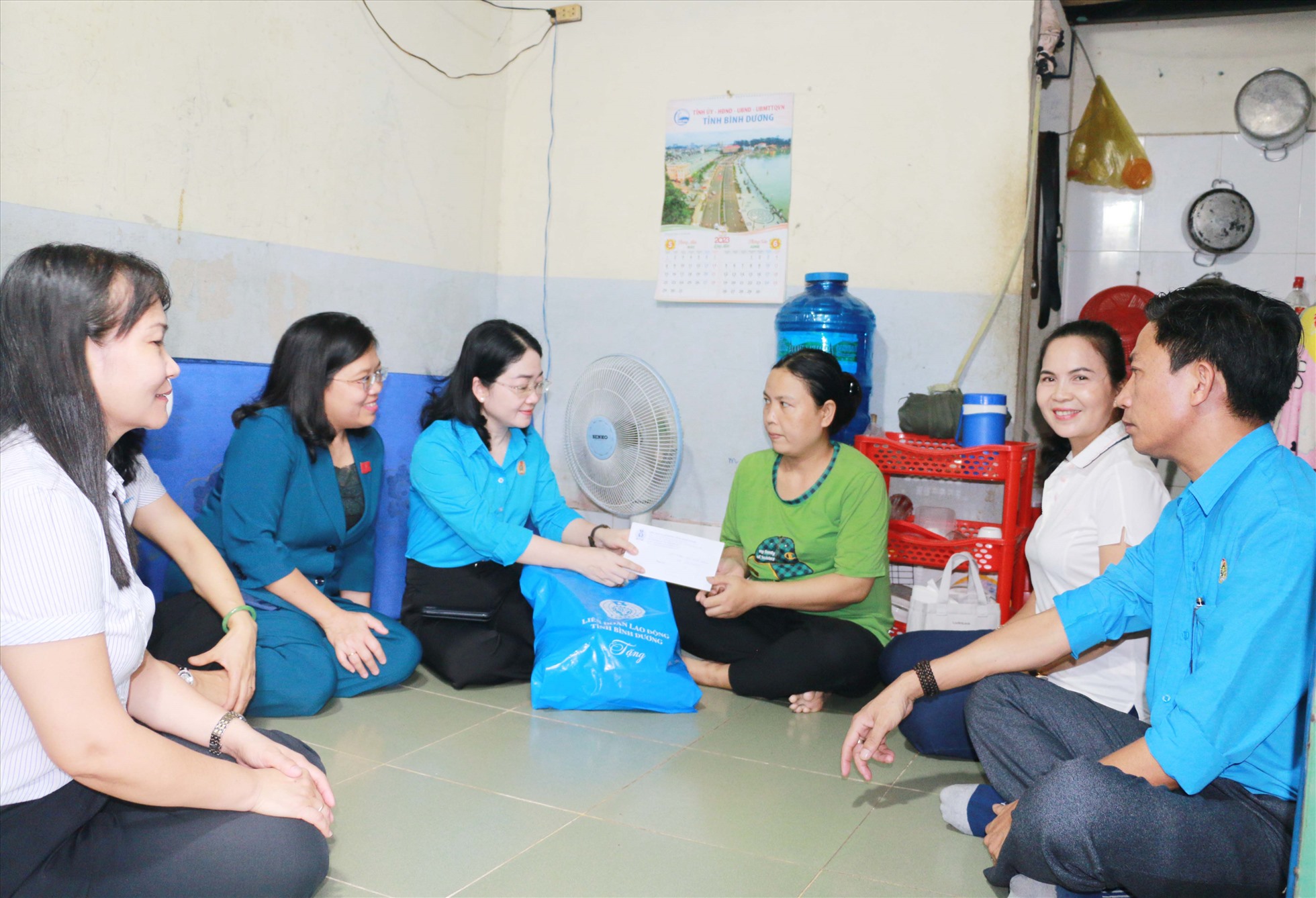 Đoàn đến thăm và trao hỗ trợ cho nữ công nhân Lê Thị Thu Huyền tại phòng trọ. Ảnh: Hoàng Trung