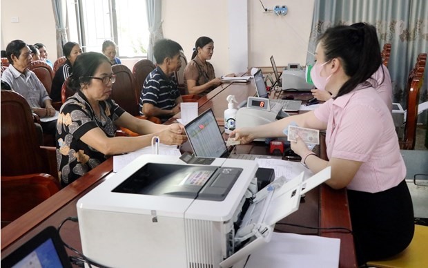 Người dân xã Sơn Lễ tiếp cận nguồn vốn Ngân hàng Chính sách Xã hội huyện Hương Sơn. Ảnh: TTXVN