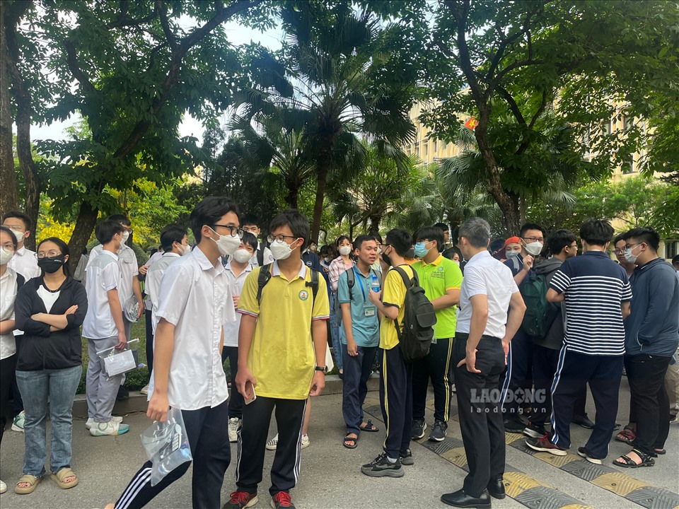 Từ 6h sáng, hàng nghìn phụ huynh, học sinh đã có mặt tại Trường THPT Chuyên Đại học Sư phạm Hà Nội. Ảnh: Vân Trang