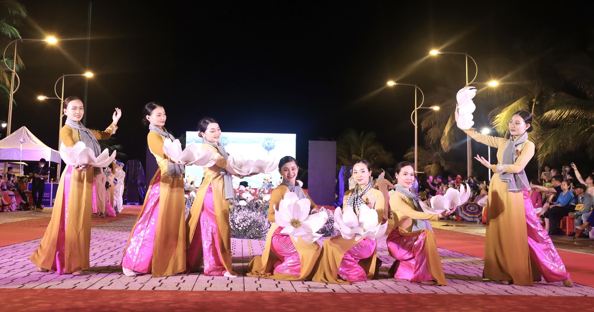Âm nhạc và múa phụ họa tạo thêm đặc sắc cho lễ hội áo dài. Ảnh: Phương Linh