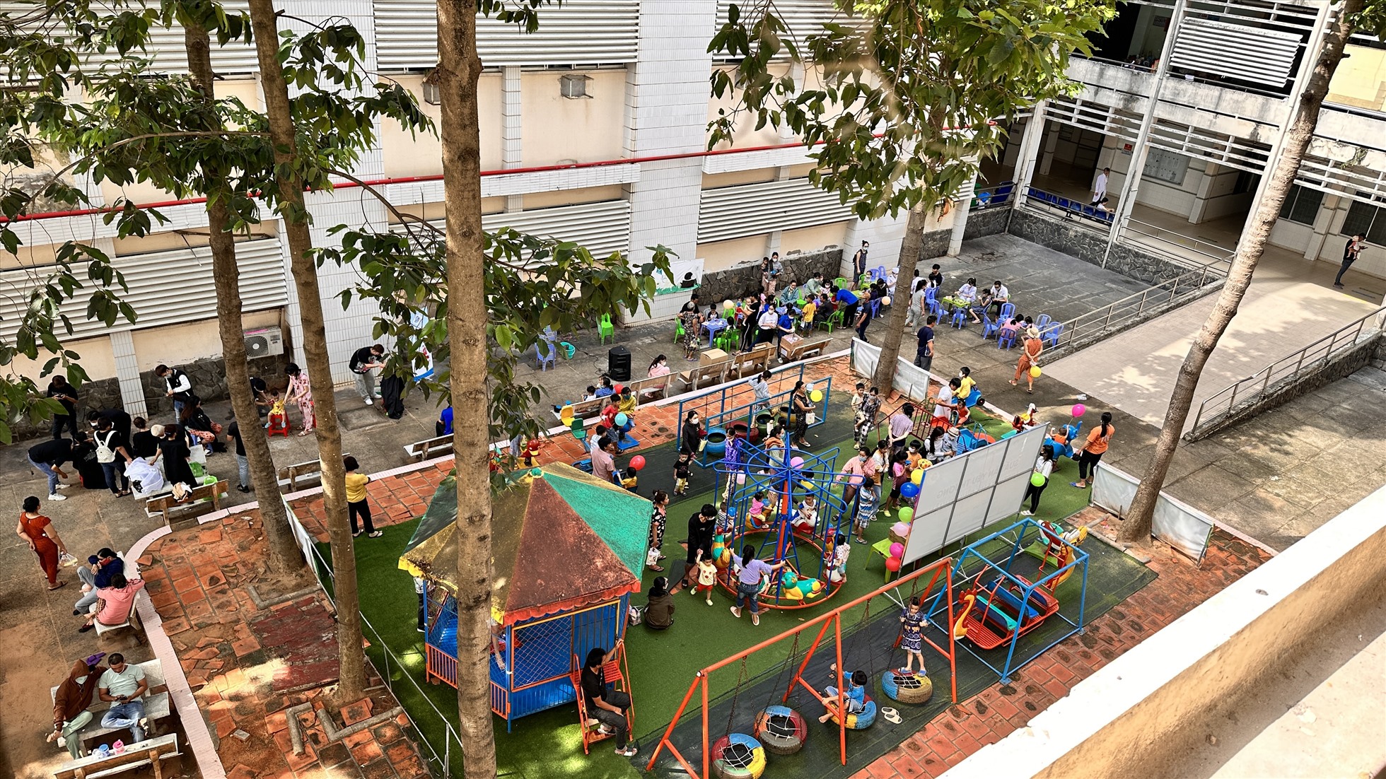 Không khí nhộn nhịp tại khu vui chơi tổ chức 1.6 cho các bệnh nhi tại bệnh viện đa khoa tỉnh Bình Thuận. Ảnh: Duy Tuấn