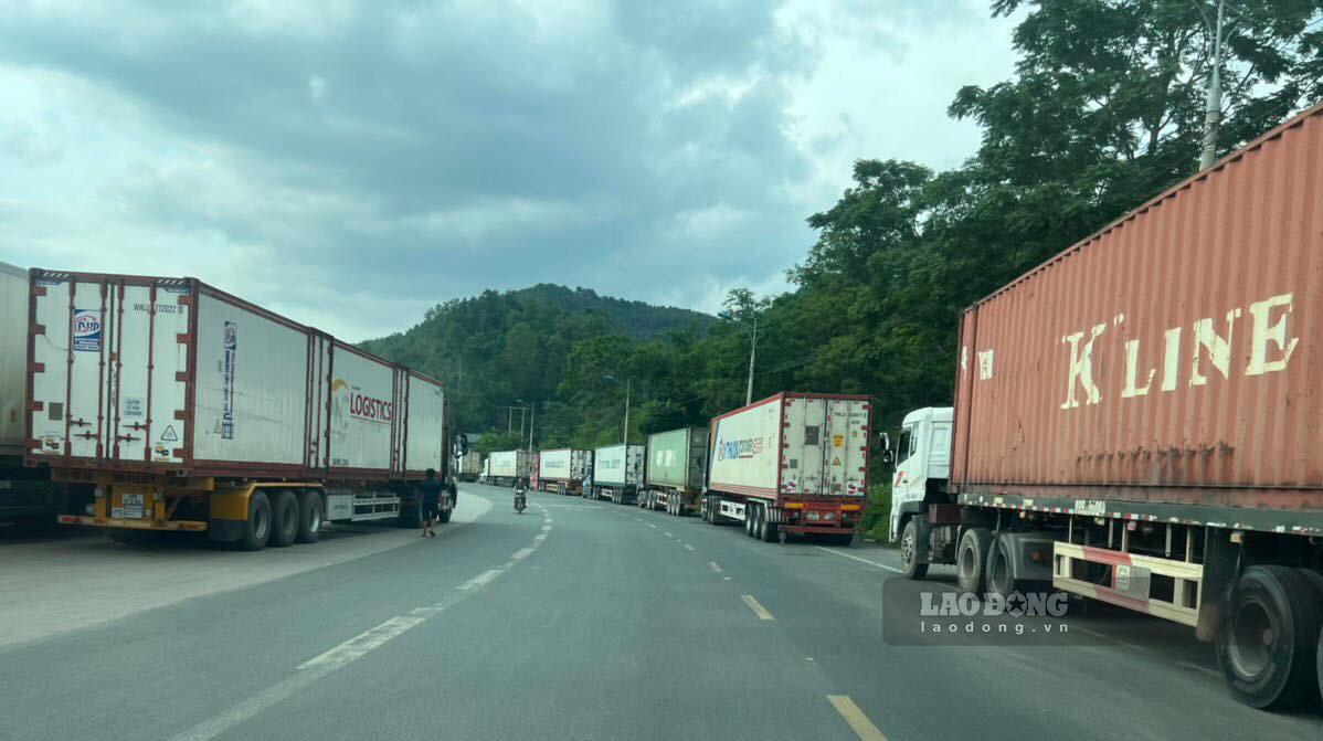 Xe hàng lên cửa khẩu Lạng Sơn nối đuôi nhau kéo dài hơn 10km ở Quốc lộ 1 những ngày cuối tháng 5.2023. Ảnh: Vân Trường