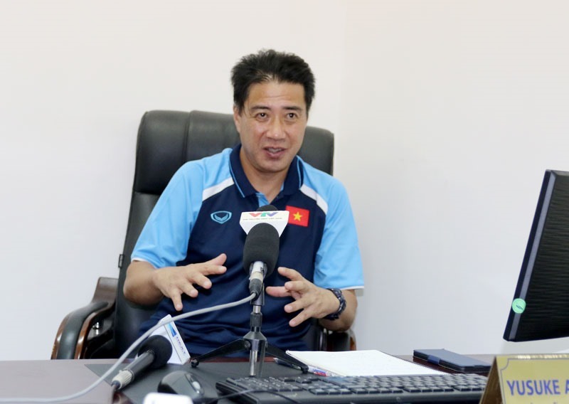 Giám đốc kĩ thuật Yusuke Adaichi làm việc trong giai đoạn bóng đá bị ảnh hưởng bởi dịch COVID-19. Ảnh: VFF