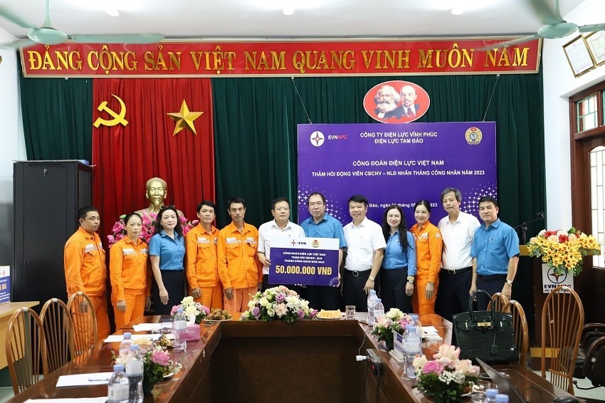 Lãnh đạo Công đoàn Điện lực Việt Nam trao quà cho đại diện đoàn viên, người lao động. Ảnh: Thạch Thảo