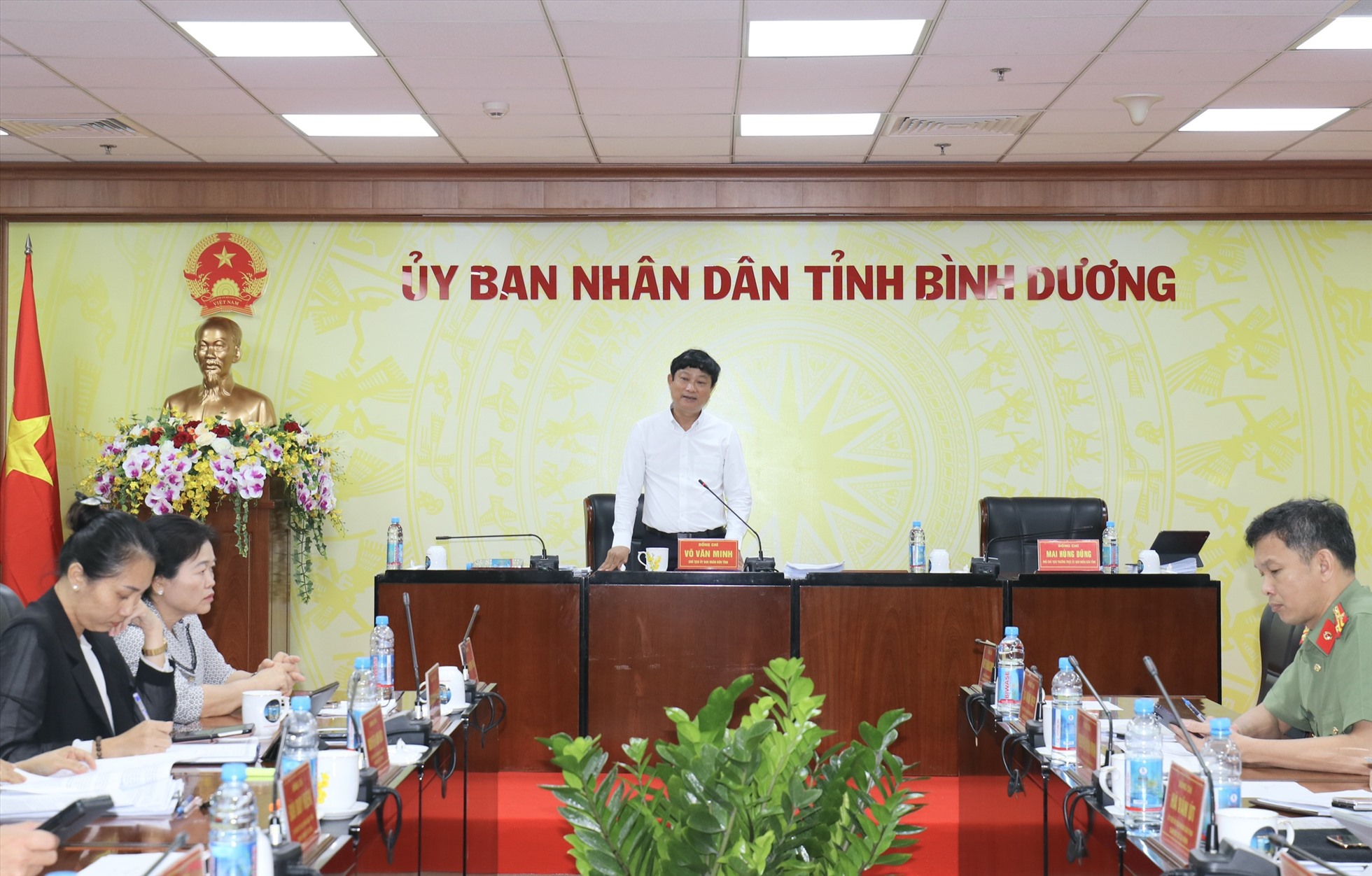 Ông Võ Văn Minh - Chủ tịch UBND tỉnh Bình Dương chỉ đạo các ngành và địa phương tập trung tháo gỡ khó khăn để doanh nghiệp thúc đẩy sản xuất hàng hóa.Ảnh: UBND BD