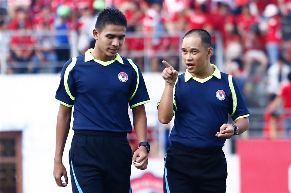 Trọng tài Muhammad Nazmi Bin Nasaruddin (trái) sẽ điều khiển trận Đà Nẵng và Bình Dương tại vòng 11 V.League 2023. Ảnh: Minh Chiến