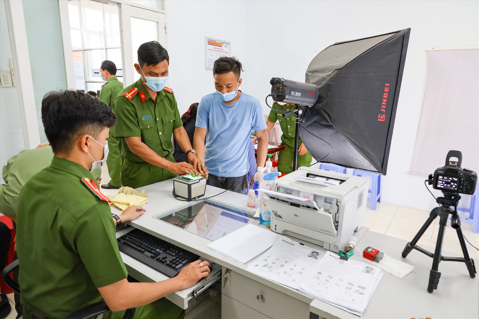 Công an TP Cần Thơ cấp Căn cước công dân cho dân. Ảnh: Tạ Quang