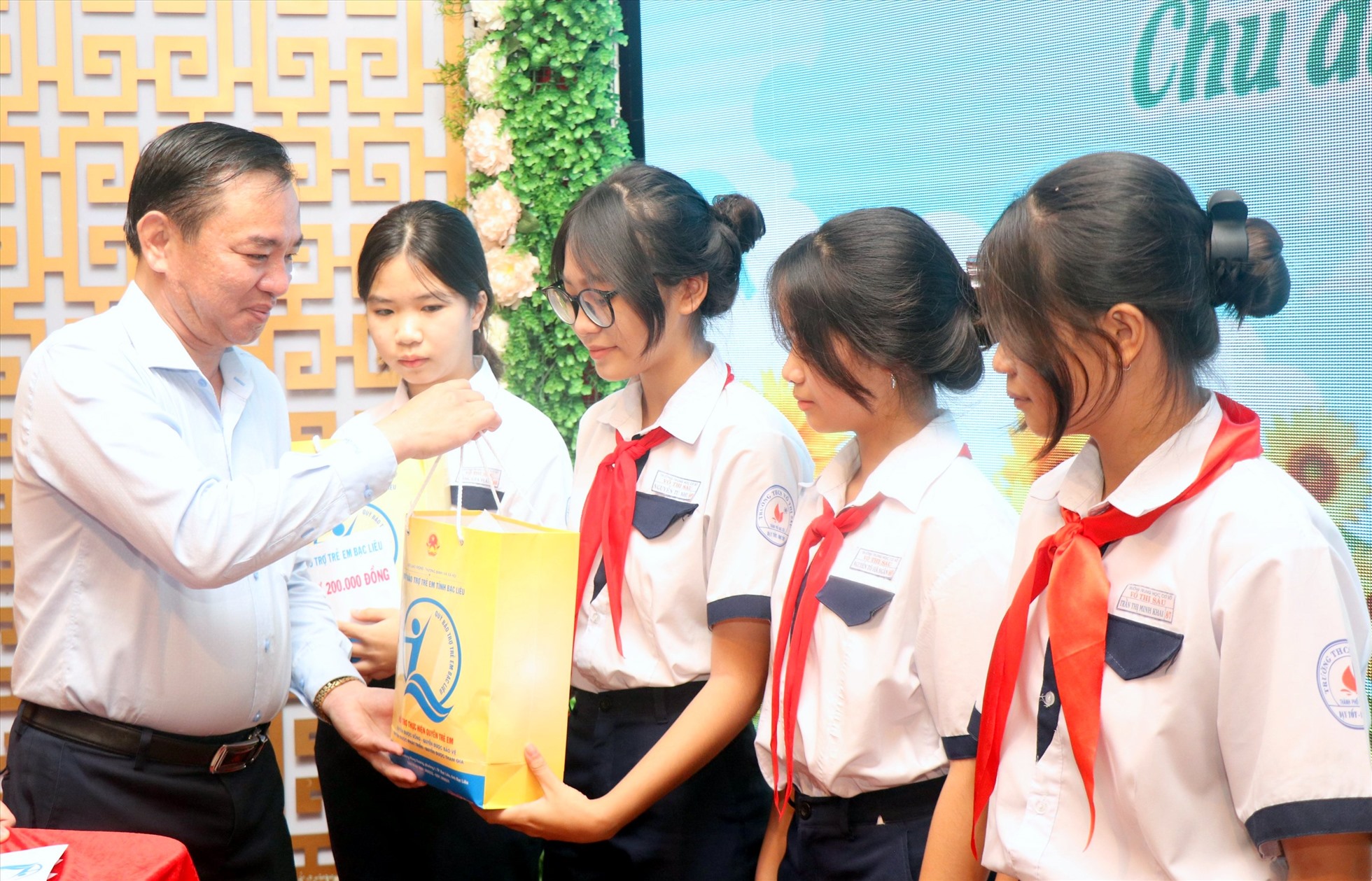 Phó chủ tịch UBND tỉnh Bạc Liêu Phan Thanh Duy tặng quà cho trẻ em tại lễ phát động tháng hành động vì trẻ em năm 2023. Ảnh: Nhật Hồ