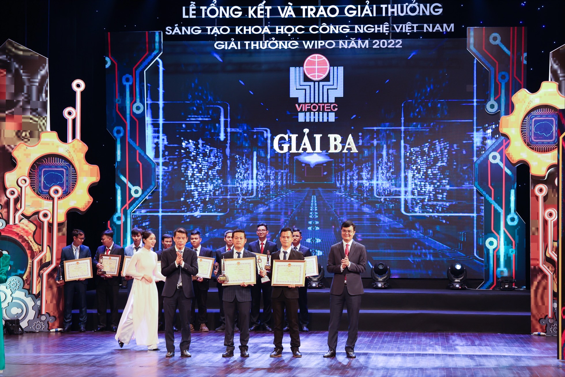 Hai nhóm tác giả thuộc Công ty TNHH MTV Điện lực Đà Nẵng ​đạt giải Ba. Ảnh: Phương Nam