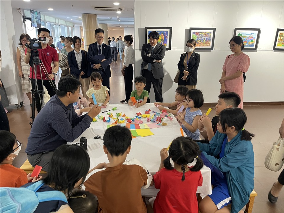 Sau thời gian ảnh hưởng bởi dịch bệnh, ngày Quốc tế Thiếu nhi 1.6 năm nay có rất đông các em nhỏ chọn bảo tàng Mỹ thuật Đà Nẵng để tham quan.