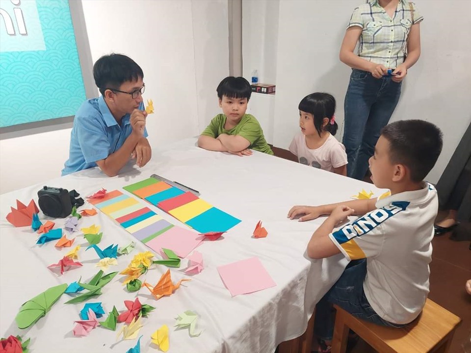Ngoài tham quan, chiêm ngưỡng hiện vật, các em nhỏ rất thích thú với hoạt động trải nghiệm “Gấp giấy nghệ thuật Origami Nhật Bản” .