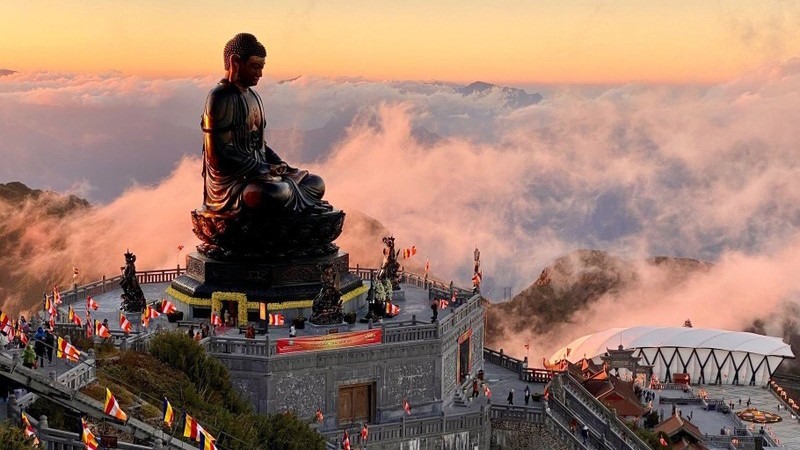 Đại Tượng Phật A Di Đà trên đỉnh Fansipan-Sa Pa, được mệnh danh là “nóc nhà Đông Dương“.