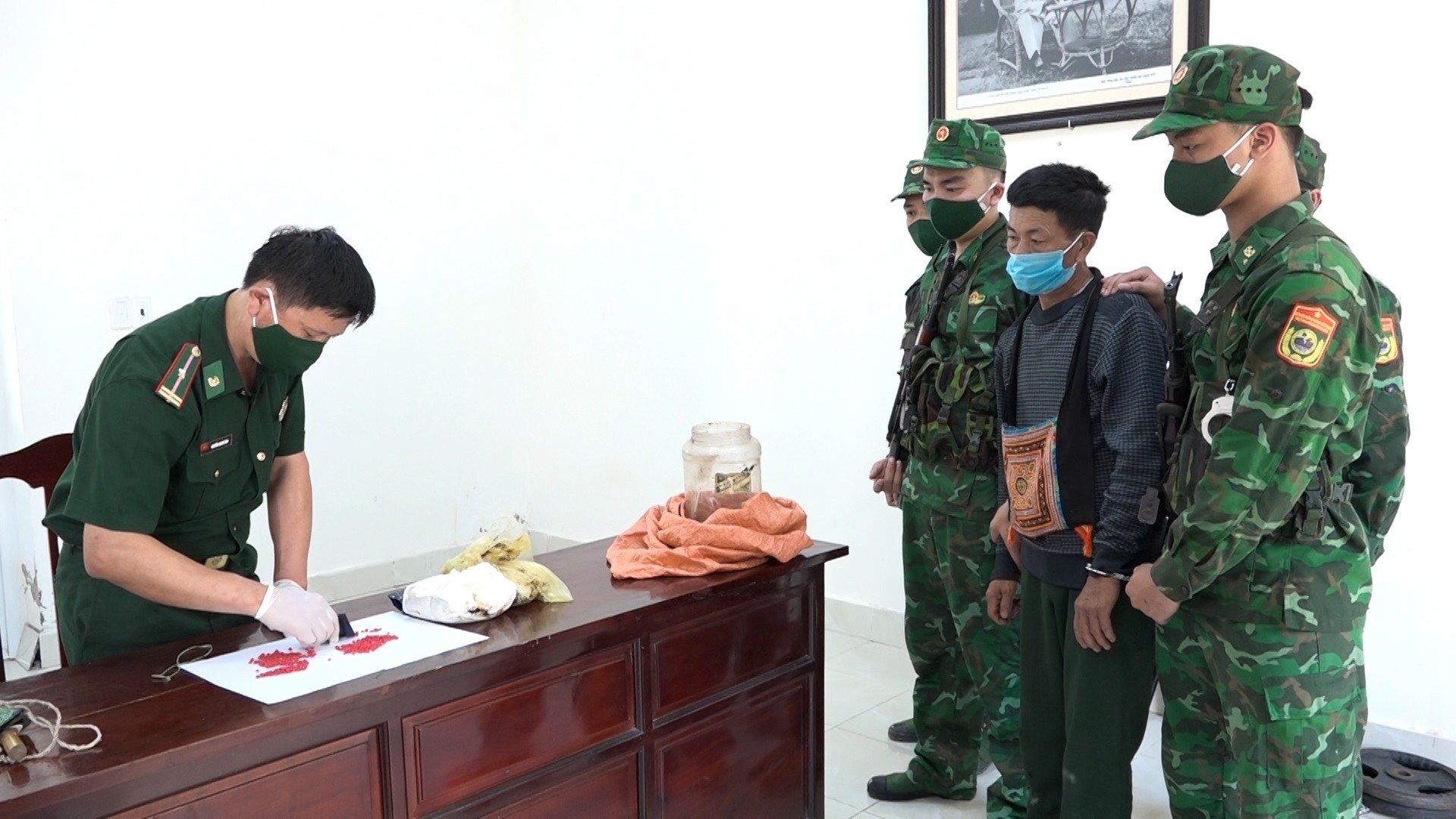 Lực lượng Biên phòng Thanh Hóa bắt giữ đối tượng vận chuyển lượng lớn nhựa thuốc phiện và ma túy. Ảnh: Biên phòng Thanh Hóa