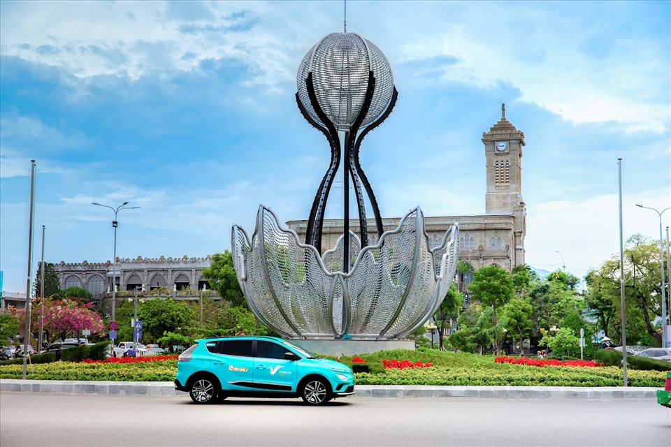 Tại Nha Trang, Taxi Xanh SM cũng áp dụng gói dịch vụ đưa đón sân bay với giá cước hấp dẫn, nhằm mang đến một lựa chọn di chuyển mới ấn tượng cho du khách trong và ngoài nước khi đến với Nha Trang.