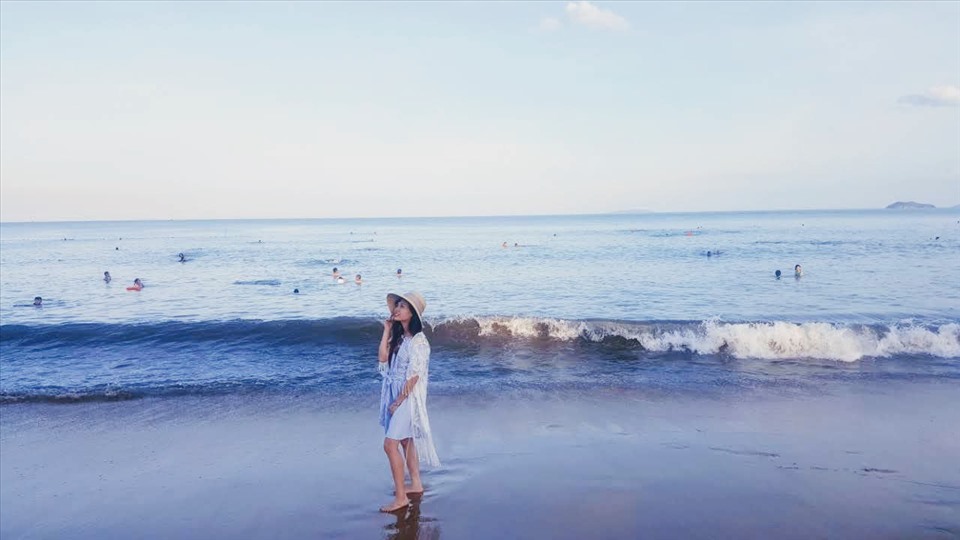 Dạo bộ trên biển Quy Nhiên sẽ giúp du khách cảm thấy vô cùng thoải mái.
