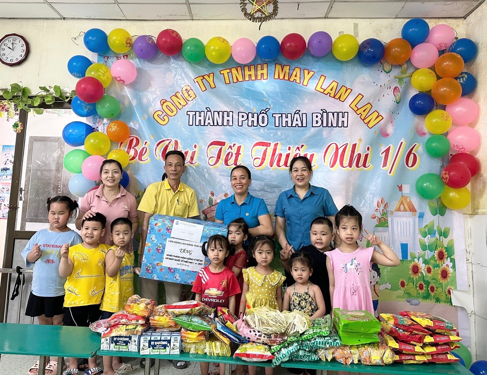 Lãnh đạo LĐLĐ tỉnh Thái Bình tặng quà cho các cháu con đoàn viên, người lao động tại nhà trẻ của công ty TNHH may Lan Lan. Ảnh: Bá Mạnh