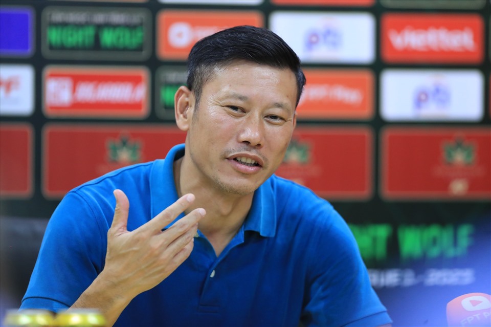 Huấn luyện viên Thạch Bảo Khanh hài lòng với tinh thần thi đấu của các cầu thủ Viettel. Ảnh: Minh Dân