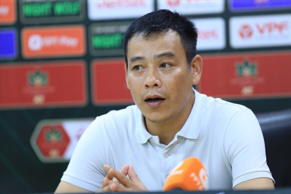 Huấn luyện viên Huy Hoàng thừa nhận sai số nơi hàng phòng ngự của Sông Lam Nghệ An. Ảnh: Minh Dân