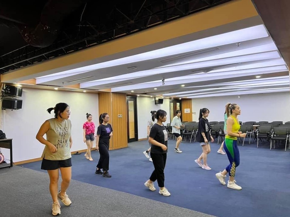 Tham gia các lớp học nhảy để tăng cường vận động được nhiều chị em lựa chọn vào mùa hè. Ảnh: Phương Linh
